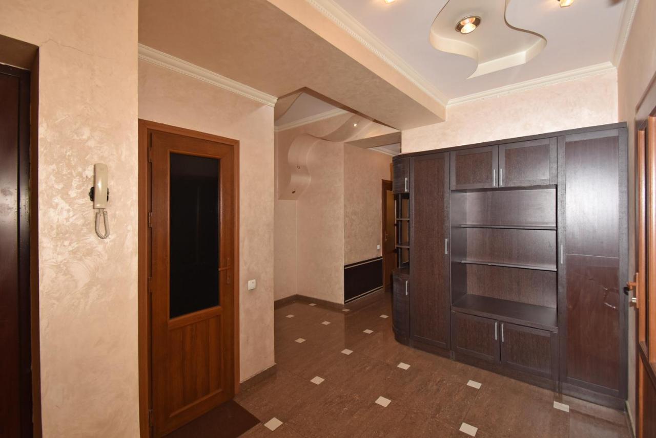 Armenak Apartment 5-Комнатная Erévan Extérieur photo